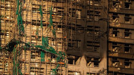 Nach dem Brand in einer Wohnanlage in Hongkong gelten weiterhin rund 200 Personen als vermisst.