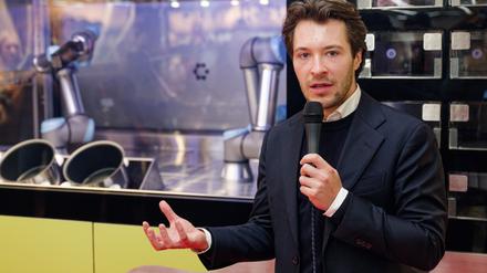 Circus-Gründer Bullwinkel spricht bei der Vorstellung des Kochroboters CA-1 in einem Rewe-Markt. (Archivbild) 