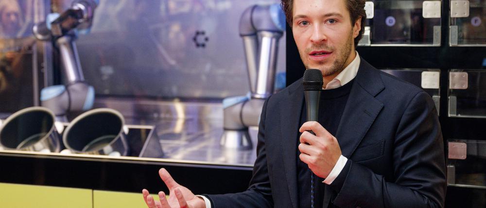 Circus-Gründer Bullwinkel spricht bei der Vorstellung des Kochroboters CA-1 in einem Rewe-Markt. (Archivbild) 