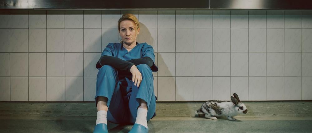 Gerichtsmedizinern Theresa Wolff (Nina Gummich) kommt in ihrem letzten Fall ins Grübeln. 