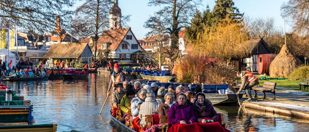 Vom Hafen von Lübbenau fährt ein Kahn mit Besuchern zum Weihnachtsmarkt in das Spreewalddorf Lehde. (Archivbild)