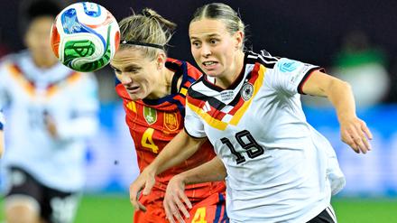 Glänzte, traf aber das Tor nicht: Klara Bühl (r).