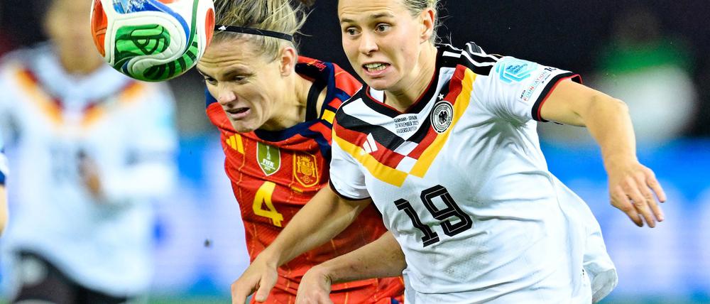 Glänzte, traf aber das Tor nicht: Klara Bühl (r).