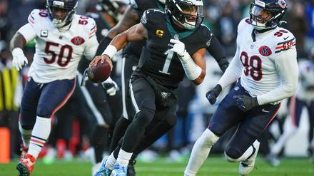 Eagles-Quarterback Jalen Hurts hatte gegen Chicago einen schweren Stand.
