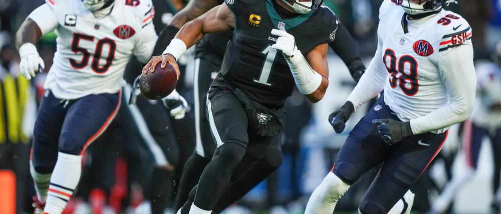 Eagles-Quarterback Jalen Hurts hatte gegen Chicago einen schweren Stand.