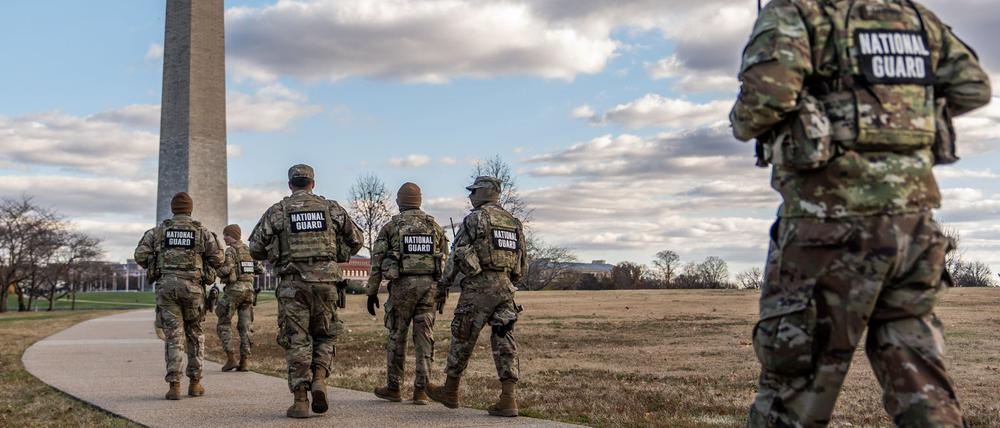 Nationalgardisten patrouillieren vor dem Washington Monument auf der National Mall (Symbolbild).