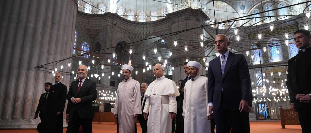 Der Papst besucht die Blaue Moschee in Istanbul - und will damit ein Zeichen für den interreligiösen Dialog setzen. 