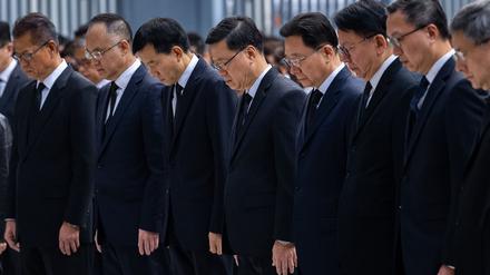 Spitzenbeamte der Regierung in Hongkong legten eine Schweigeminute für die Opfer ein.