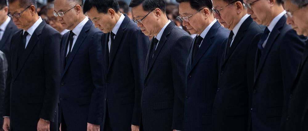 Spitzenbeamte der Regierung in Hongkong legten eine Schweigeminute für die Opfer ein.