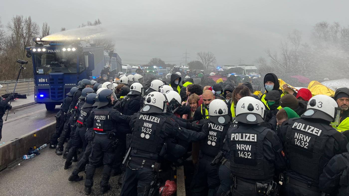 AfD-Jugend-trotz-Protest-gegr-ndet-Demonstranten-gelangen-vor-Veranstaltungshalle-Polizei-setzt-erneut-Wasserwerfer-ein