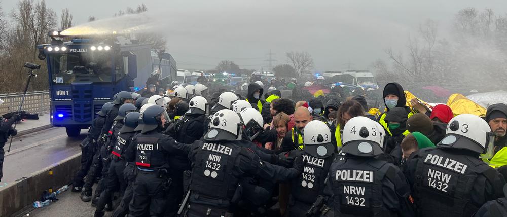 Die Polizei setzt Wasserwerfer gegen Demonstranten in Gießen ein.