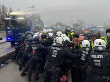 Protest gegen Gründung von AfD-Jugend: Demonstranten gelangen vor Veranstaltungshalle – Polizei setzt erneut Wasserwerfer ein