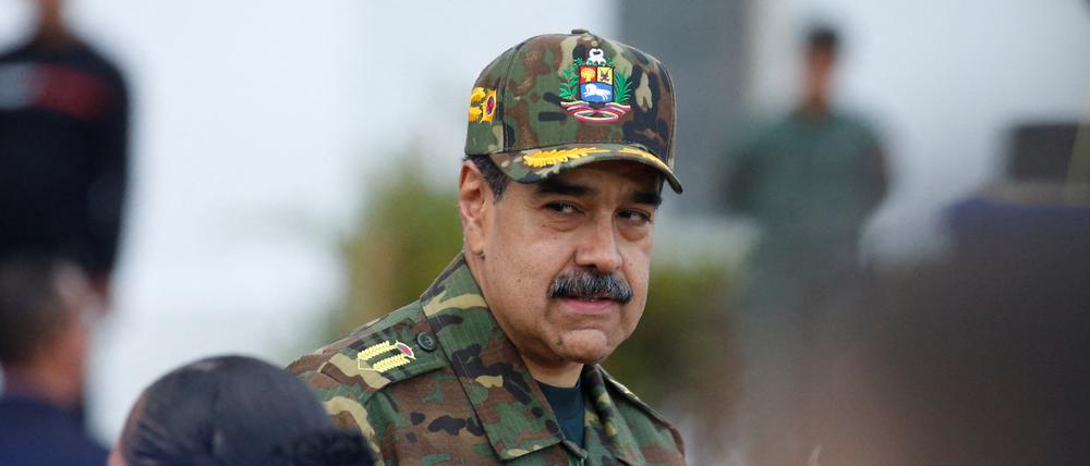 Der venezolanische Präsident Nicolás Maduro nimmt am 25. November 2025 in der Militärbasis Fort Tiuna in Caracas, Venezuela, an einer Kundgebung gegen eine mögliche Eskalation der Maßnahmen der USA gegenüber seinem Land teil (Symbolbild).