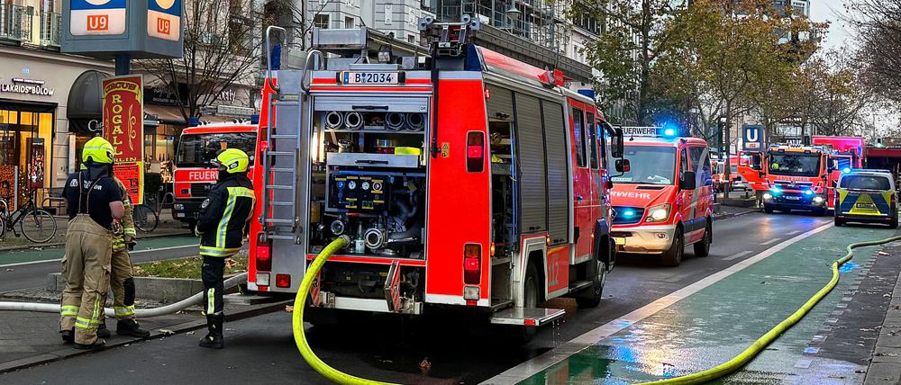 Einsatzkräfte gingen mit Atemschutzgeräten in die U-Bahn-Station, um den Brand zu löschen.