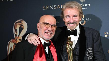 Der deutsche Moderator und Entertainer Thomas Gottschalk posiert mit seiner Trophäe zusammen mit dem österreichischen Schauspieler und Filmproduzenten Otto Retzer während der Preisverleihung der Kurier Romy Gala in Kitzbühel.