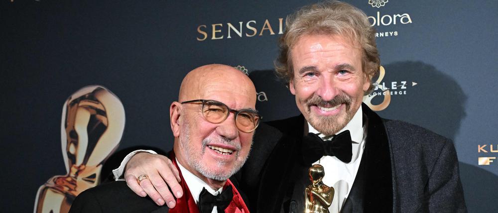 Der deutsche Moderator und Entertainer Thomas Gottschalk posiert mit seiner Trophäe zusammen mit dem österreichischen Schauspieler und Filmproduzenten Otto Retzer während der Preisverleihung der Kurier Romy Gala in Kitzbühel.