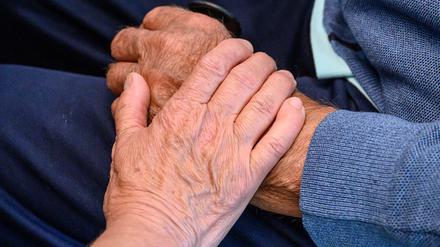 Ehrenamtliche gibt es im Sportvereinen, in Schulen, in Nachbarschaften, Gemeinden oder in der Seelsorge. (Symbolbild)