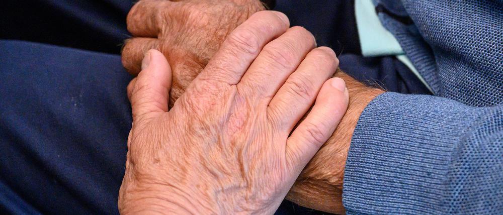 Ehrenamtliche gibt es im Sportvereinen, in Schulen, in Nachbarschaften, Gemeinden oder in der Seelsorge. (Symbolbild)