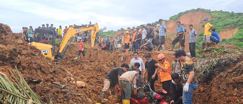 Rettungskräfte in Nordsumatra suchen nach Opfern.