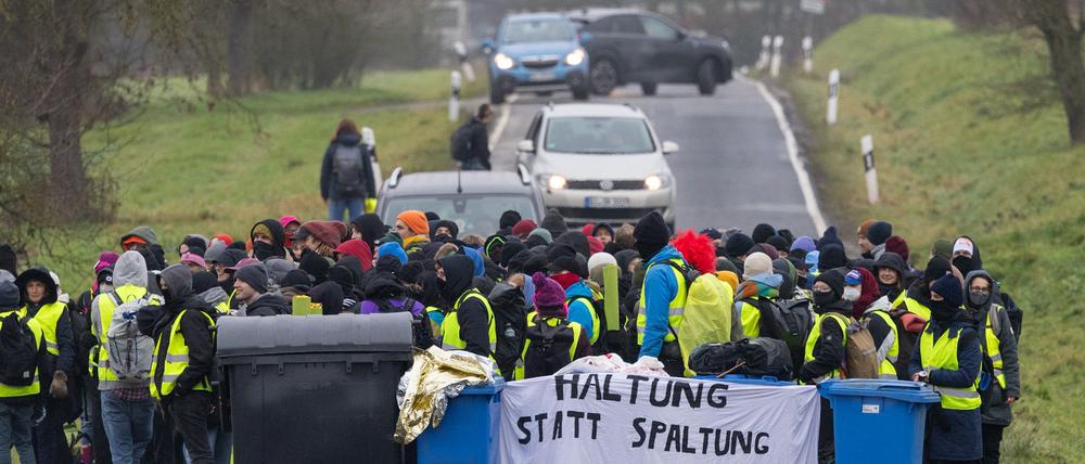 Wegen Straßenblockaden kamen viele AfDler nicht zur Gründungsversammlung der neuen Jugendorganisation durch, auch die Parteichefs kamen eine Stunde zu spät.
