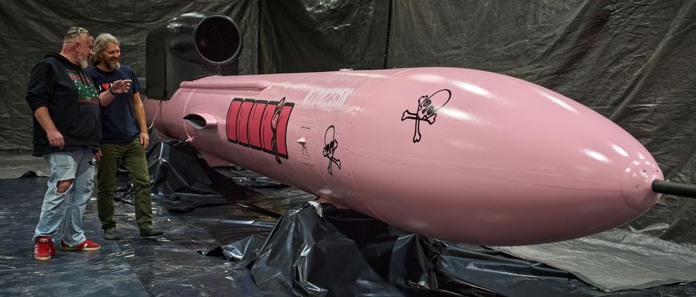 Jan Polak (rechts) und Martin Ondráček von der tschechischen Organisation „Geschenk für Putin“ betrachten einen Flamingo-Marschflugkörper, der durch ihre Crowdfunding-Kampagne finanziert wurde, in der Fire Point-Fabrik an einem ungenannten Ort in der Ukraine (Symbolbild).