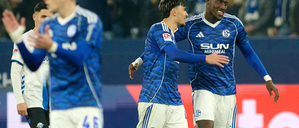 Bryan Lasme (r) schoss Schalke zum Sieg.