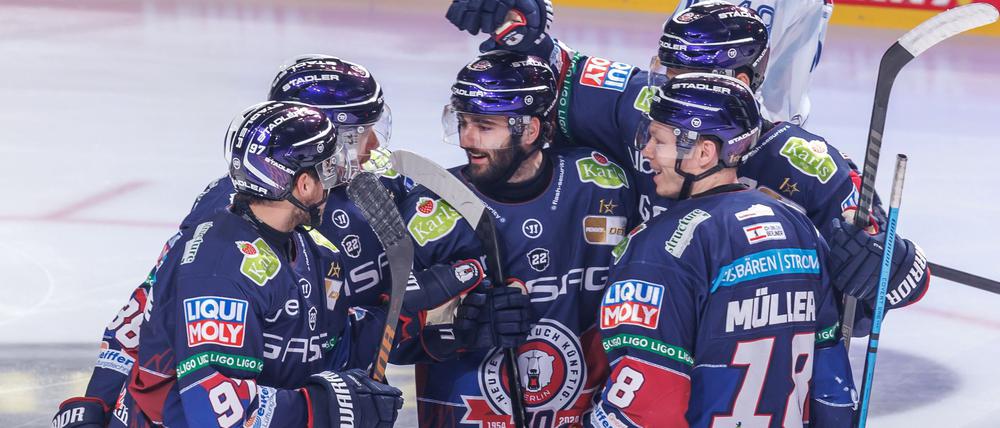 Liam Kirk (Mitte) ist derzeit besonders torgefährlich.