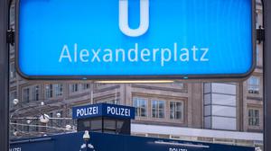 Trotz hoher Polizeipräsenz ist der Alexanderplatz ein Kriminalitätshotspot. (Symbolbild)