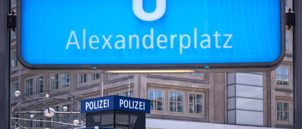 Trotz hoher Polizeipräsenz ist der Alexanderplatz ein Kriminalitätshotspot. (Symbolbild)