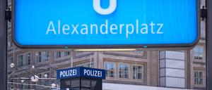 Trotz hoher Polizeipräsenz ist der Alexanderplatz ein Kriminalitätshotspot. (Symbolbild)