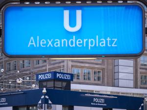 Trotz hoher Polizeipräsenz ist der Alexanderplatz ein Kriminalitätshotspot. (Symbolbild)