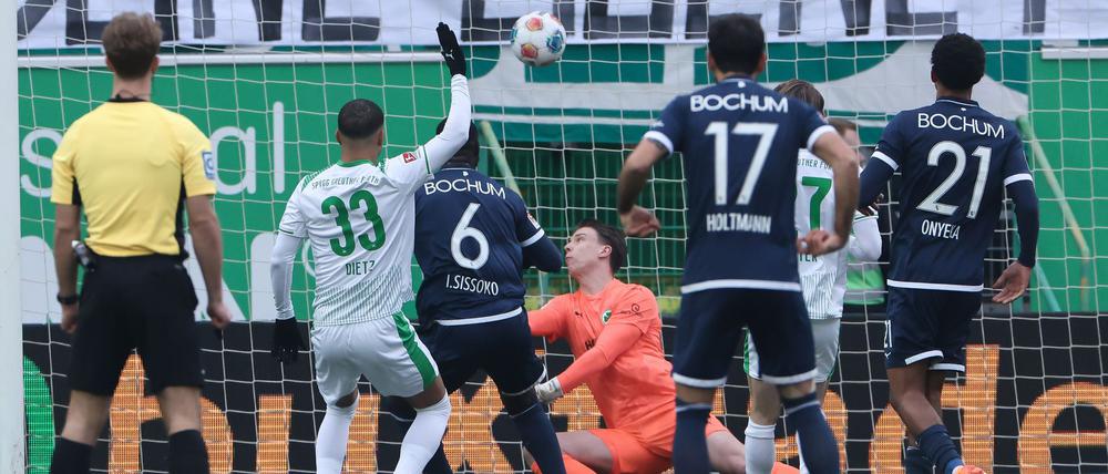 Ibrahima Sissoko (Nr. 6) schießt den Ball zum Bochumer 1:0 ins Fürther Tor. 