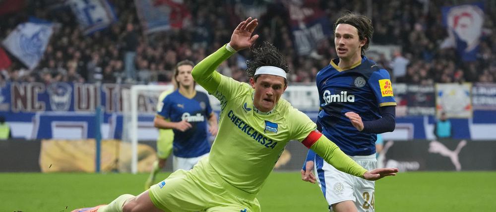 Kampf um den Ball: Hertha-Profi Fabian Reese (M) im Duell mit Kiels Marco Komenda (l). 