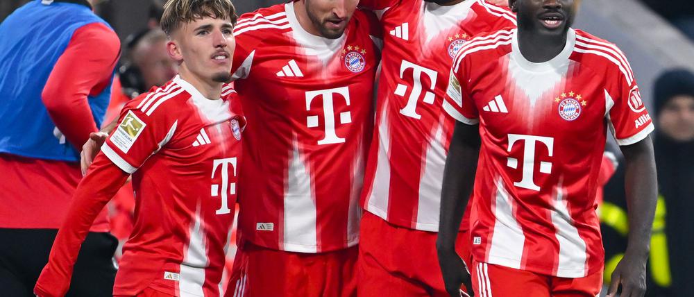 Über ihre Zukunft wird in München viel gesprochen: Dayot Upamecano (r) und Harry Kane (2.v.l.). (Archivbild)