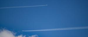 ARCHIV - 30.04.2025, Sachsen, Dresden: Flugzeuge hinterlassen Kondensstreifen am blauen Himmel. (zu dpa: «Grüne wollen Luxusflüge mit Extra-Abgaben belegen») Foto: Robert Michael/dpa +++ dpa-Bildfunk +++
