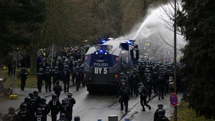 Die Polizei setzt Waffenwerfer gegen Demonstranten ein.