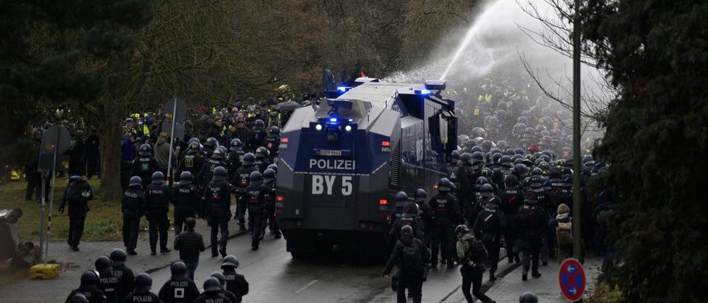 Die Polizei setzt Waffenwerfer gegen Demonstranten ein.
