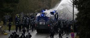 Die Polizei setzt Wasserwerfer ein, um Demonstranten zu vertreiben, die in Gießen gegen die Neugründung der AfD-Jugendorganisation protestieren (Symbolbild).