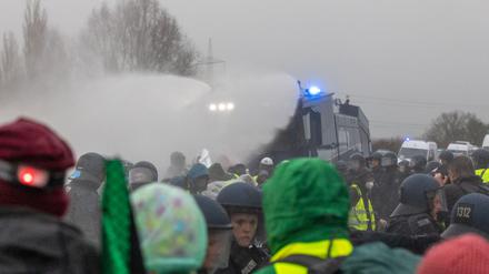 Die Polizei setzt Wasserwerfer gegen Demonstranten ein, die die B429 nahe der Lahnbrücke blockieren. 