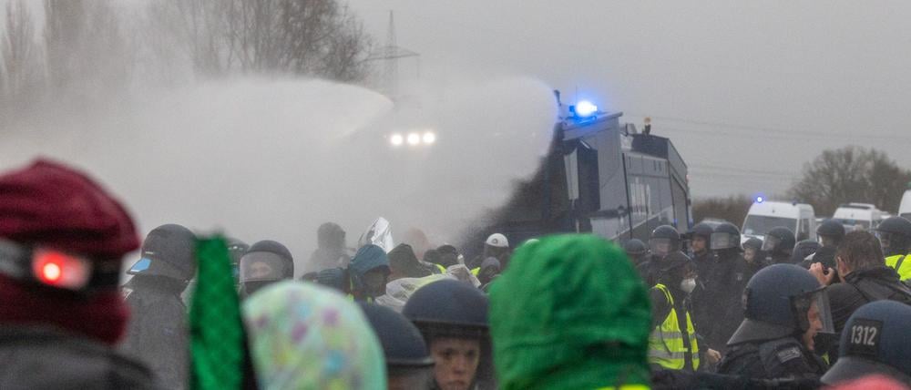 Die Polizei setzt Wasserwerfer gegen Demonstranten ein, die die B429 nahe der Lahnbrücke blockieren.