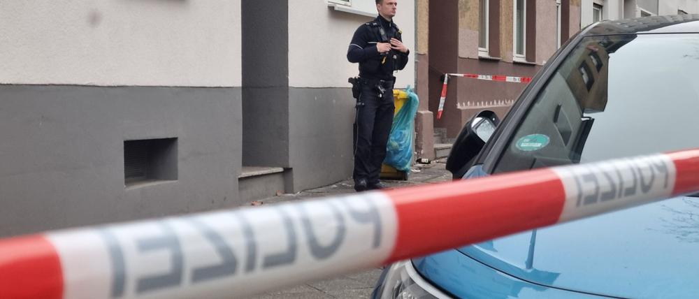 Der Tatort wurde mit Flatterband abgesperrt.