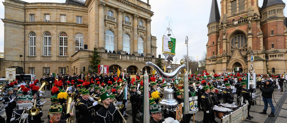 Eine Bergparade läutet in Chemnitz das Kulturhauptstadt-Finale ein. 