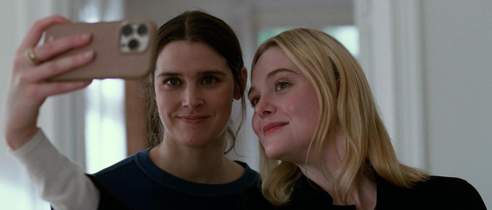 Selfie mit Star. Rachel Kemp (Elle Fanning, rechts) soll die Rolle für Nora (Renate Reinsve) übernehmen, fühlt sich aber zunehmend verunsichert.
