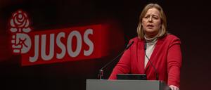 Bundesarbeitsministerin und SPD-Parteivorsitzende Bärbel Bas spricht am zweiten Tag des Bundeskongresses der Jungsozialisten (Jusos) in Mannheim. 