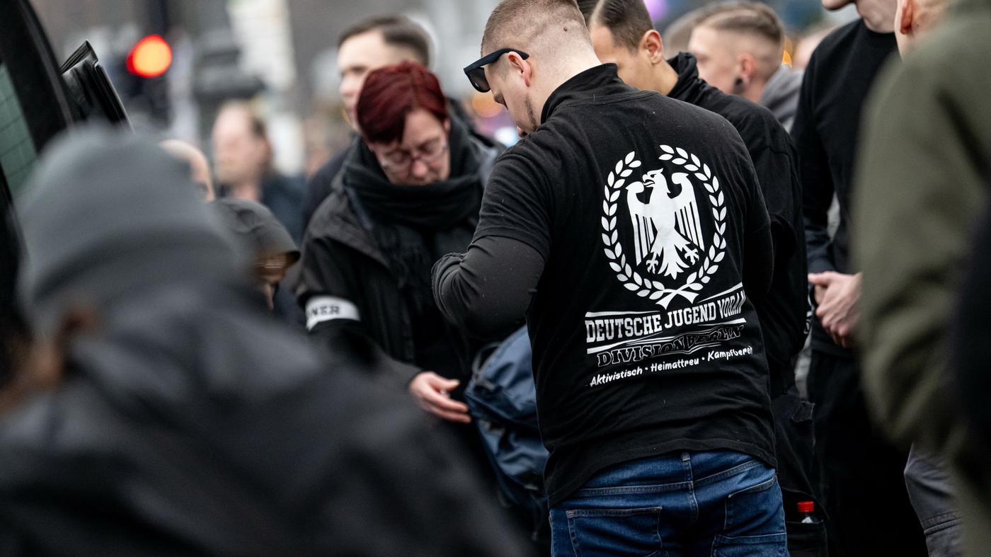 300 Polizisten, 1200 Gegendemonstranten, vier Festnahmen: Neonazis demonstrieren im Herzen Berlins – doch marschieren können sie nicht 300 Polizisten, 1200 Gegendemonstranten, vier Festnahmen: Neonazis demonstrieren im Herzen Berlins – doch marschieren können sie nicht