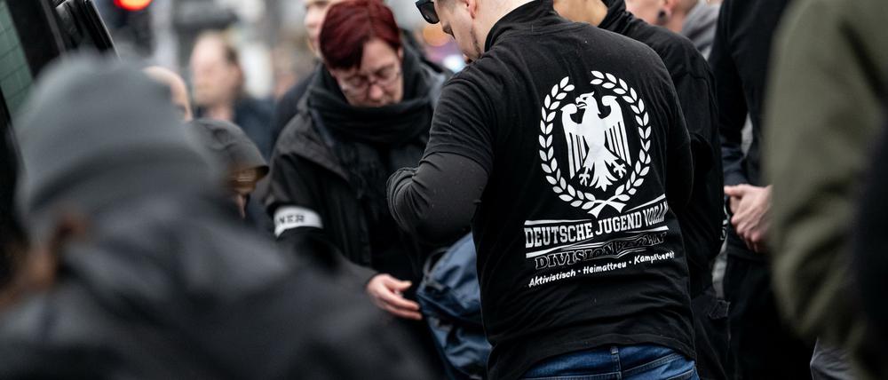 „Die Heimat“ hatte zusammen mit der rechtsextremen Berliner Jugendgruppe „Deutsche Jugend Voran“ zur Demonstration aufgerufen. 
