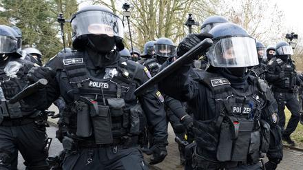 Mehrere Tausend Demonstranten protestierten am Samstag gegen die Neugründung einer AfD-Jugendorganisation. Die als gesichert rechtsextremistisch eingestufte Vorgängerin Junge Alternative hatte sich durch Selbstbeschluss aufgelöst.