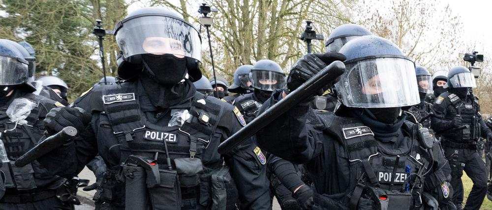 Mehrere Tausend Demonstranten protestierten am Samstag gegen die Neugründung einer AfD-Jugendorganisation. Die als gesichert rechtsextremistisch eingestufte Vorgängerin Junge Alternative hatte sich durch Selbstbeschluss aufgelöst.