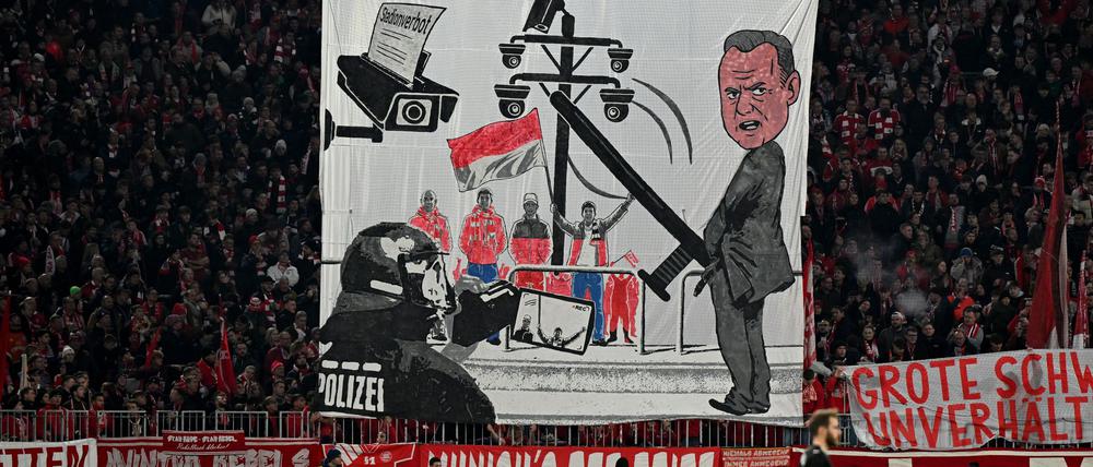 Die Bayern-Fans präsentierten aus Protest eine Karikatur von Hamburgs Innensenator Andy Grote.