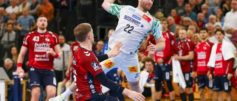 Lukas Mertens und die Bundesliga-Handballer des SC Magdeburg lösten die Pflichtaufgabe bei GWD Minden souverän.